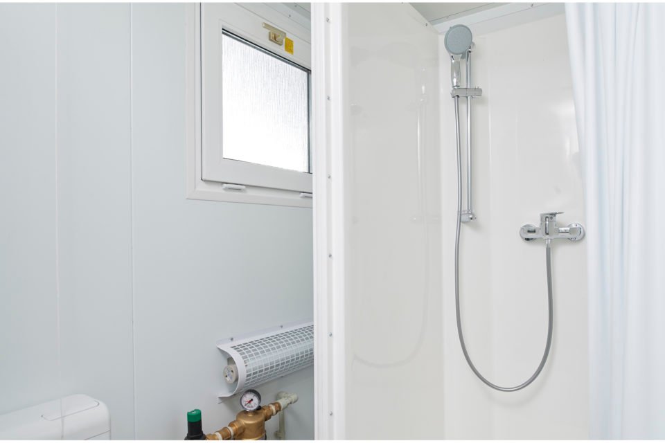 8ft x 5ft mains toilet/shower 8ft x 5ft mains toilet/shower